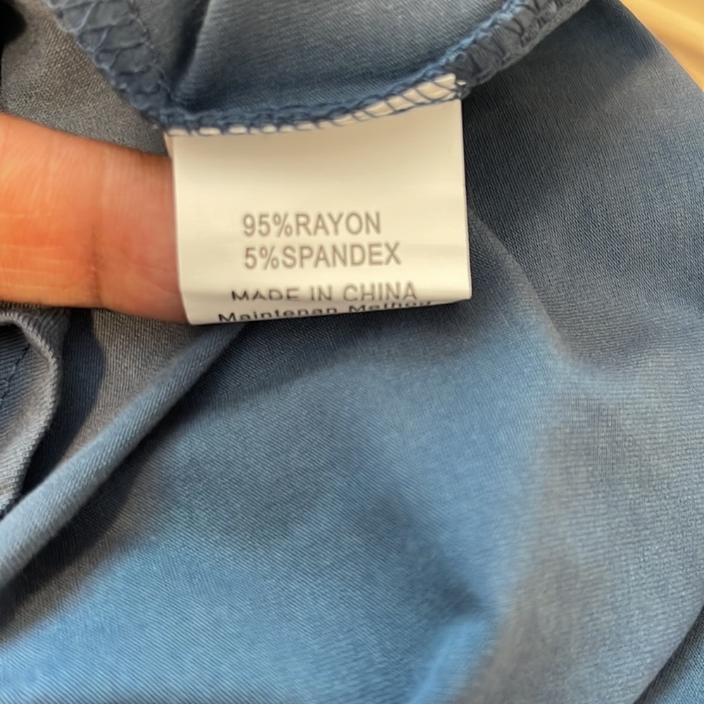 NWT Ladies Ceasikery Ladies V-Neck Top. - Picture 5 of 5